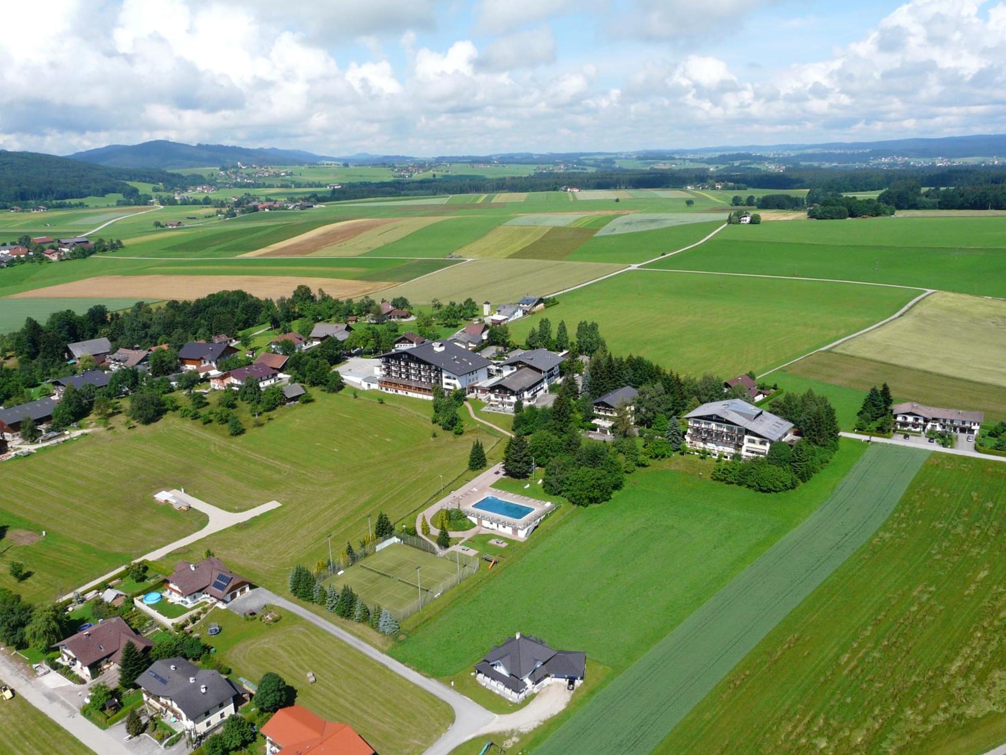 Hotel Lohninger-Schober Sankt Georgen im Attergau Exterior photo